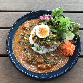 カレーはすべてスパイスをオリジナル配合したスパイスカレー