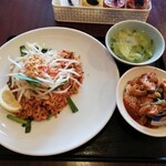 タイ屋台食堂 クルアチャオプラヤー - ランチパッタイ￥690&ミニ丼パネーンガイ￥300