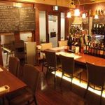 伊酒リア - 落ち着いた店内！カウンターもゆったり☆