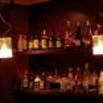 伊酒リア - カウンター内の棚にはお酒がぎっしり！