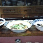 水軍 - カウンターの上には、小料理が