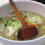 麺食堂とまと - 野菜ラーメンは俗にいうちゃんぽんに近い、野菜の味がスープに染み込んで旨い