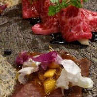 西麻布 肉粋やまもと - クリ（ウデ）の刺身とイチジク、ハラミの炙り マンゴーとバルサミコのソース