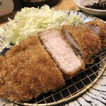 箱崎 井のかわず - 福岡県遠賀郡の“ハイポー豚”のロース肉200ｇを使った「豚カツ」