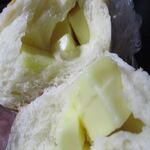 友永パン屋 - チーズがごろごろ入っているチーズフランス