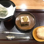 日本料理 太月 - フルコース１７３２５円。揚げ蓬饅頭、苺ムース、桜アイス最中。デザートもしっかりあるので、満足感があります（╹◡╹）。定番のプリン。。。無いと寂しいですね(>_<)