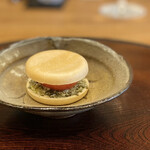 柚木元 - トマトとわさび酢漬けクリームチーズのモナカ