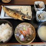 魚や 上なり - サバ文化干し定食(750円)+お刺身(300円)