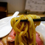 麺尊 RAGE - まぜそばの麺はこんな感じ、太麺でした、もちもちでした。これだけで美味い奴です。