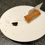 イチリン ハナレ - アオリイカと大葉の春巻き 烏賊墨ソース