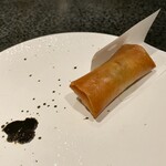 イチリン ハナレ - アオリイカと大葉の春巻き 烏賊墨ソース