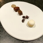 イチリン ハナレ - 茶菓子：東方美人のクッキー、山椒のガトーショコラ ピーカンナッツ、生姜のキャラメル、枝付き干し葡萄、杏仁マカロン