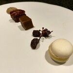 イチリン ハナレ - 茶菓子：東方美人のクッキー、山椒のガトーショコラ ピーカンナッツ、生姜のキャラメル、枝付き干し葡萄、杏仁マカロン