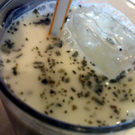 イラン・アラブ料理 アラジン - ドゥーグ。塩味がするミント入りヨーグルトドリンク