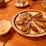 フィリピンレストラン イポイポ - ベイクド　タホン（焼きバーナ貝、ガーリック風味）