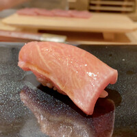 鮨 あらい - 下田沖マグロ 中トロ 130kg
                    さすがにあらいさんは凄いですね、同じ個体のマグロを赤身から中トロ大トロと出されるなんて！！
                    普段より厚めに切ることで食感が出て、脂の甘さも上品でなんとも素敵な味わい。