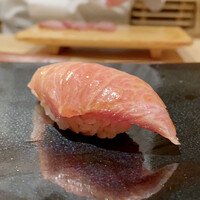 鮨 あらい - 下田沖マグロ 大トロ 130kg
                    あれ、筋がないよねこの大トロと連れとアイコンタクト。
                    彼女がそう思ったかは定かではありませんが。
                    トロリとして脂ものってますが、香りがあり素晴らしい味わい、流石です。