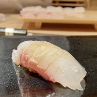 鮨 あらい - 明石の真鯛
                      この日の朝におろしたての真鯛、もう身がブリブリして素晴らしい食感ですよ！！
                      上品な脂ののりは、真鯛ならではです♪