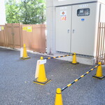 ラーメン二郎 - 店外のウェイティングスペース