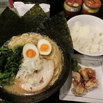 横浜家系ラーメン 松浦家 - 味玉ラーメン＋ほうれん草＋最強セット。850+100+250。