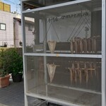 銀河食堂 - 表で魚干してます