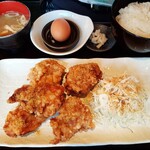 心水 - 大きな唐揚げは熱々の肉汁が飛び出すジューシーさで、ほんのりスパイシーなカレー風味♪鶏スパイシーもも唐揚げ膳1,000円