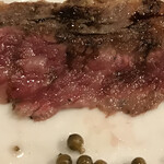 イタリア料理 レガメント - 赤城和牛サーロイン生胡椒（塩味と酸味があります、ピクルスみたいな感）を合わせて食べます
