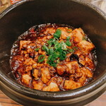 スコヤカいちばん餃子 - 「四川風石鍋麻婆豆腐（699円）」3辛の「爆辛」