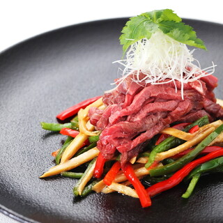 Our signature menu: Kuroge Wagyu beef thigh meat served with low-temperature rare green pepper paste.