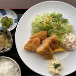 新鮮 魚の食堂 すごえもん - 料理写真:脂がのった柔らかな「サーモンフライ」です。　サーモンフライランチ（2枚）　780円