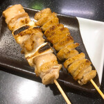 三酉屋 - 左ねぎま塩198円、右かわ塩165円