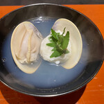 食堂こなん - 椀物
      桑名の蛤 蕨の真薯