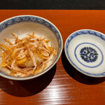 食堂こなん - お凌ぎ
      桜海老の炒り蒸し