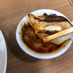 ぎょうざ 大学 - タレつけて頂きまーす♪