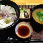 Sumi Shubo Uki Bun Yako Unosuke - 海鮮丼。みそ汁と漬物付き。