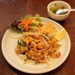 ディーディー タイフード - パッタイセット 3辛(スープ付き850円)