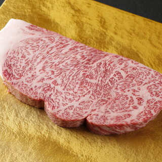 We serve the highest class Kobe beef at a store designated by the Kobe Meat Distribution Promotion Council.