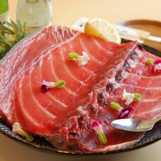 インパクト大の「てめぇで中落ち」ほか、日替わり一品料理が人気