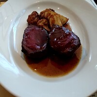 レストラン アルティザン（restaurant Artisan） - 主人のメイン♡エゾシカのロースト赤ワインソース⭐️主人にとってはベストの火入れと味わい❤️酸味が仄かなのでさらに美味しい笑顔でいっぱいでした❤️\(//∇//)\