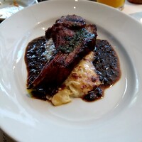 レストラン アルティザン（restaurant Artisan） - 息子のメイン　仔羊のロースト黒オリーブとアンチョビのソース⭐️ポーション大きい❣️\(//∇//)\下にポテトドルフィネがたっぷり♡とても香ばしくて木の芽のソースが真ん中にちょこっとかかり、良いアクセントに♪