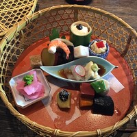 韻松亭 - ◆ 花籠膳〈月〉　2,640円
                    花籠（ゆば、豆腐、炊き合わせ）