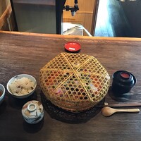 韻松亭 - ◆ 花籠膳〈月〉　2,640円
                    花籠（ゆば、豆腐、炊き合わせ）
                    茶碗蒸し
                    豆ごはん
                    赤だし