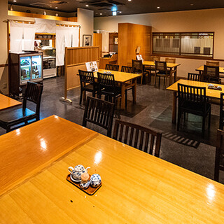 明るい照明の清潔感あふれる当店で、思い思いのひと時をどうぞ