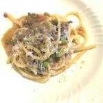 La Brianza - 吉田牧場ブラウンスイス牛ボロネーゼグリンピースやトマト。お肉たっぷり♪ 春らしいグリンピースの味わいやトマトがお肉の味わいといい感じにマッチング。いつもより少し太めのパスタ麺の食感が肉肉しさとピッタリ