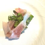 La Brianza - クラッタのインサラータかじや農園のお野菜で。新鮮できれいなお野菜たちに口どける甘みの生ハム、一緒に味わい幸せな美味しさ♡