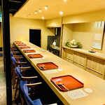 富小路 やま岸 - ◎古い長屋を改築した店内は茶室の様な雰囲気が漂う。