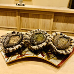 富小路 やま岸 - ◎旬の食材の黒鮑（淡路島産）。