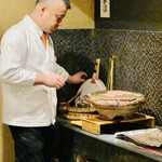 富小路 やま岸 - ◎ほたるいかを炭火で丁寧に炙っていく。