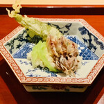 富小路 やま岸 - ☆ ほたるいかの飯蒸し。桜の葉の天ぷらと蕗を添えて。