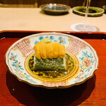 富小路 やま岸 - ☆よもぎ餅の馬糞雲丹載せ（北海道）。
      ◎酢を合わせた昆布出汁で頂く。美味い。